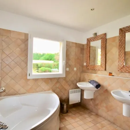 Villa De 4 Chambres Avec Piscine Privee Jardin Clos Et Wifi A Agde Агд