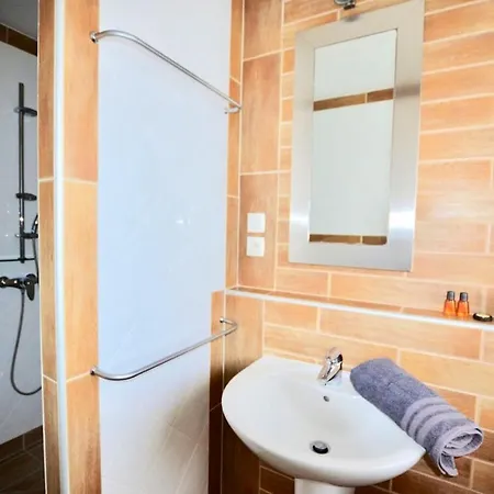 Villa De 4 Chambres Avec Piscine Privee Jardin Clos Et Wifi A Agde Агд