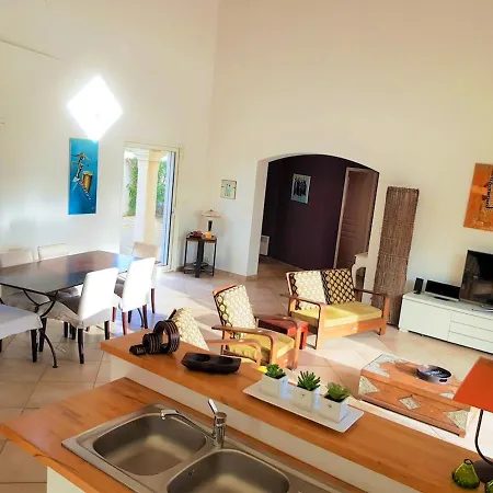 Villa De 4 Chambres Avec Piscine Privee Jardin Clos Et Wifi A Agde * Агд